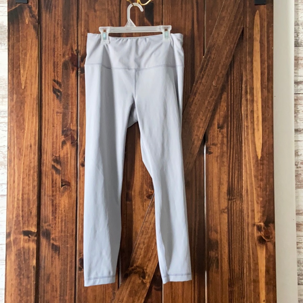 Light gray leggings